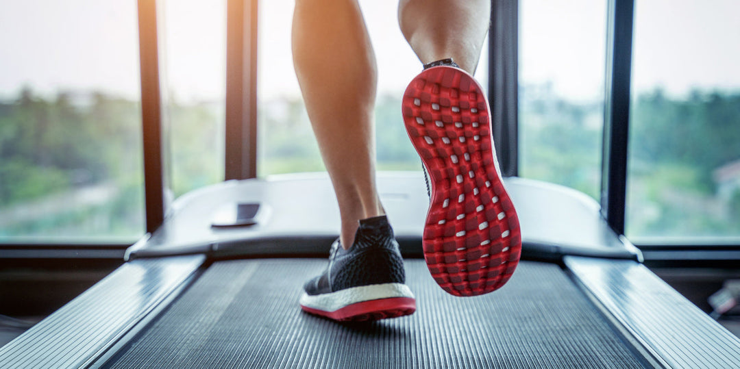 Ein Sportler auf dem Laufband