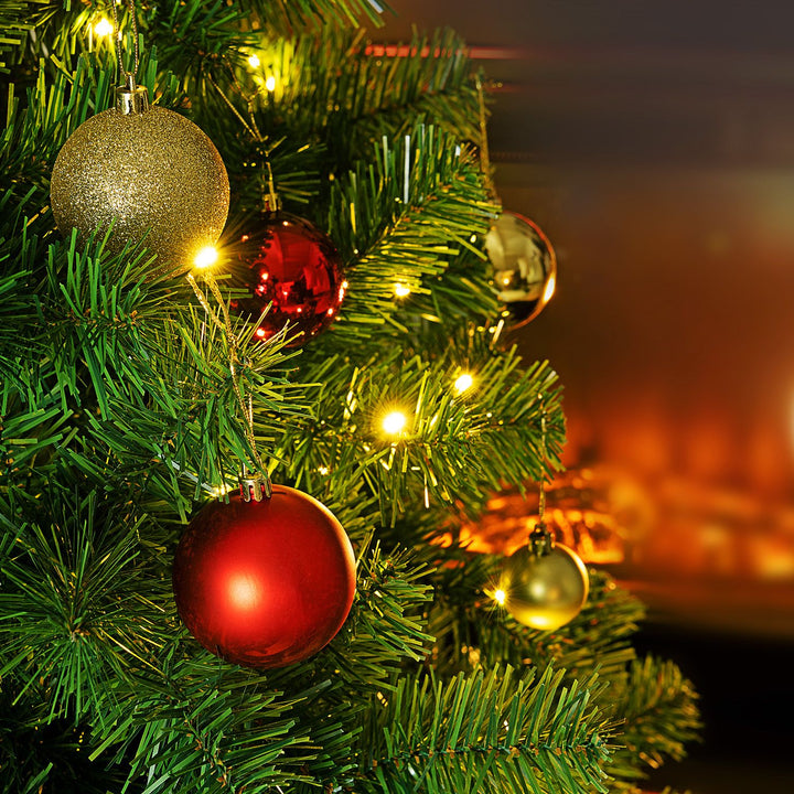 Künstlicher Weihnachtsbaum mit LEDs