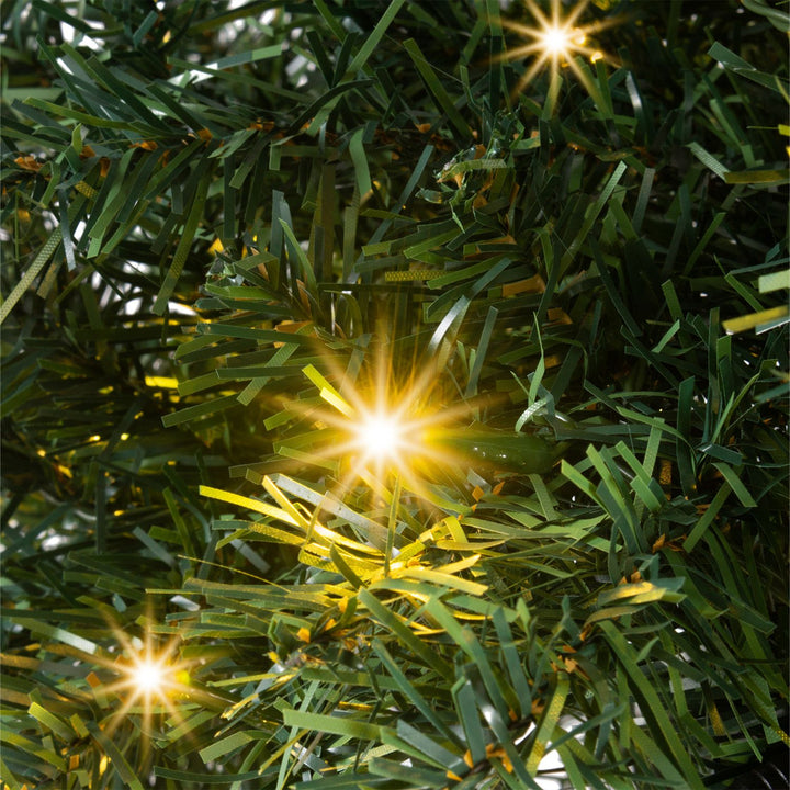 Künstlicher Weihnachtsbaum mit LEDs