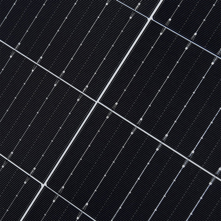 Système solaire composé de 8 panneaux solaires Longi de 400 W et d'un onduleur